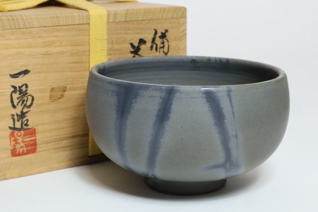 青備前の茶碗など茶道具数点をお引き受けいたしました。