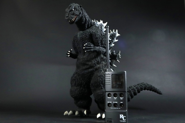 ゴジラのラジコンなどのおもちゃ数点をお引き取りさせていただきました。
