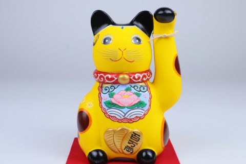招き猫の土鈴など、猫の郷土玩具をお売りいただきました。