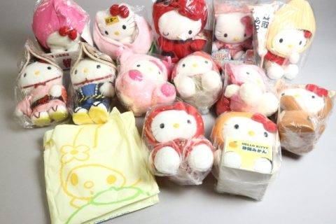 キティちゃんのぬいぐるみ数点をお買取りさせていただきました。
