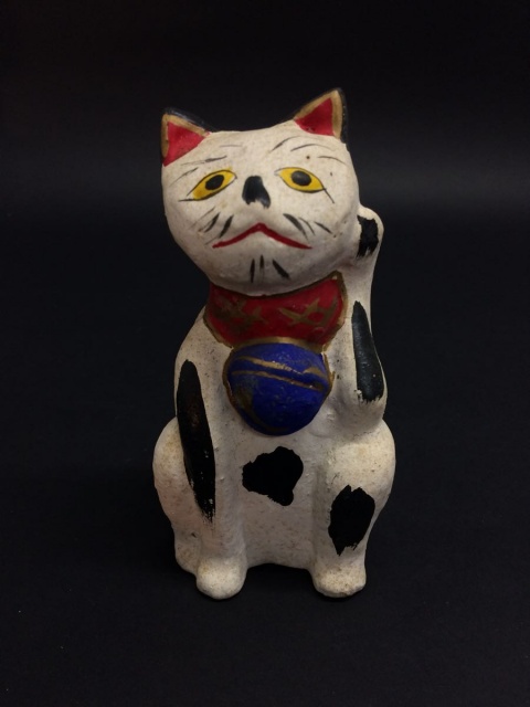 久米土人形の招き猫などをお譲りいただきました。