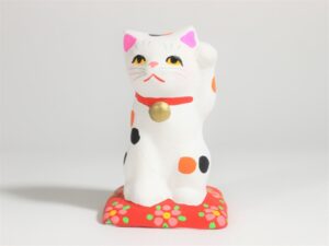 原田半蔵の津屋崎人形、招き猫など郷土玩具十数点お買取いたしました