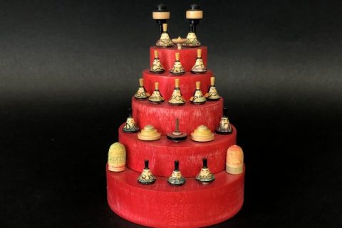 広井政昭作の江戸独楽など、ショーケース二つ分お買取いたしました