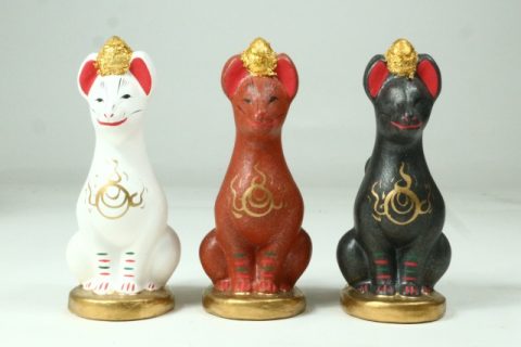 伏見人形の三光狐などの狐の置物