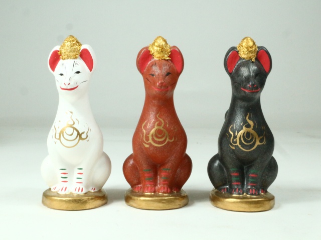 伏見人形の三光狐などの狐の置物