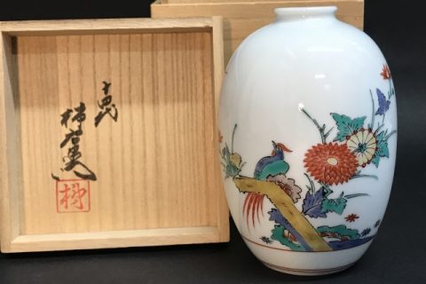 １４代酒井田柿右衛門の一輪差をお買取いたしました