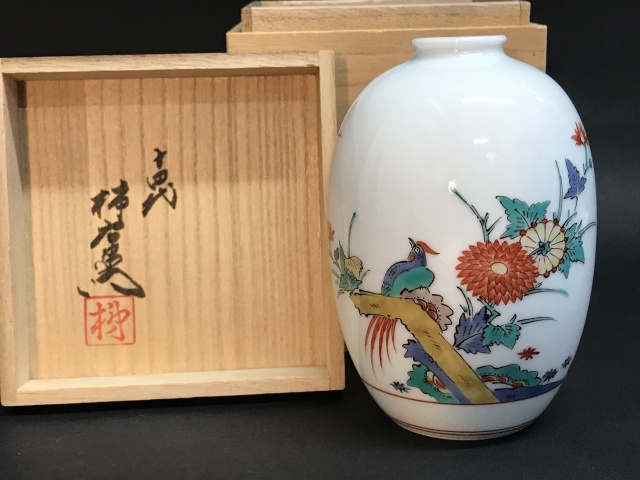 １４代酒井田柿右衛門の一輪差をお買取いたしました
