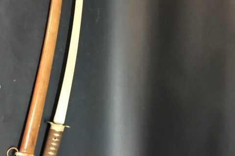 トラックいっぱいの軍刀の拵えや農機具をお買取いたしました