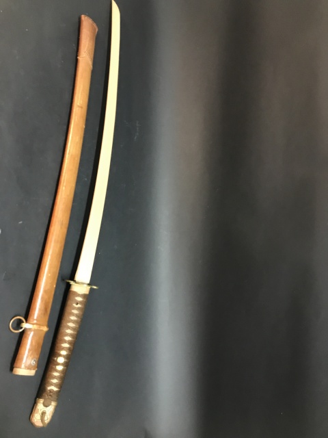 トラックいっぱいの軍刀の拵えや農機具をお買取いたしました