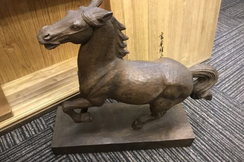 ブロンズの置物数点とニコンのフイルムカメラ