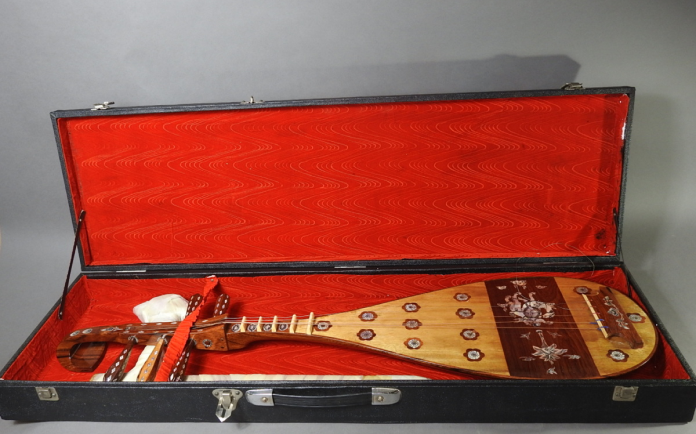 付属品（撥・駒・琴柱・ケース）を揃える